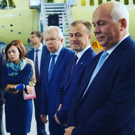 Слева-направо: депутата Заксобрания Александр Вепрев, губернатор Прибайкалья Сергей Ерощенко и руководитель корпорации `Ростех` Сергей Чемезов осматривают цеха Авиазавода. Сентябрь 2015 года