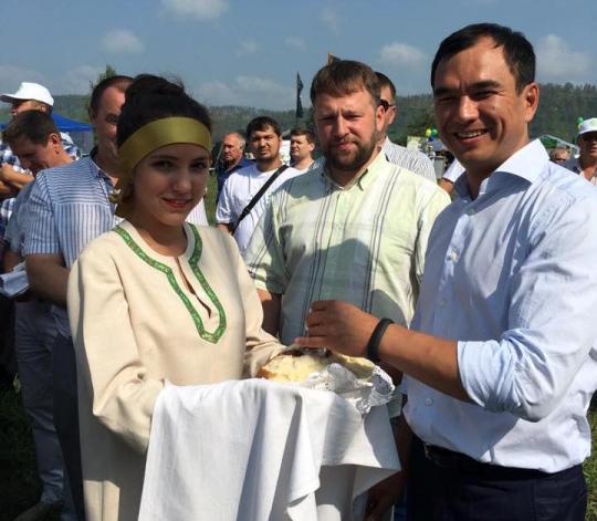 Хлеб и соль для кандидатов Буханова и Тена